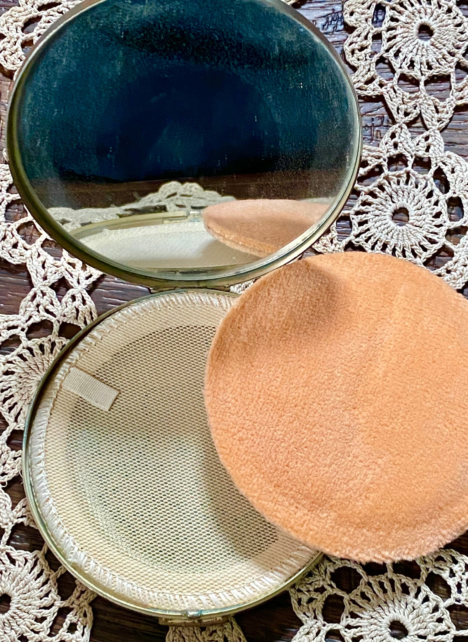 Vintage Gold compact with puff and sifter